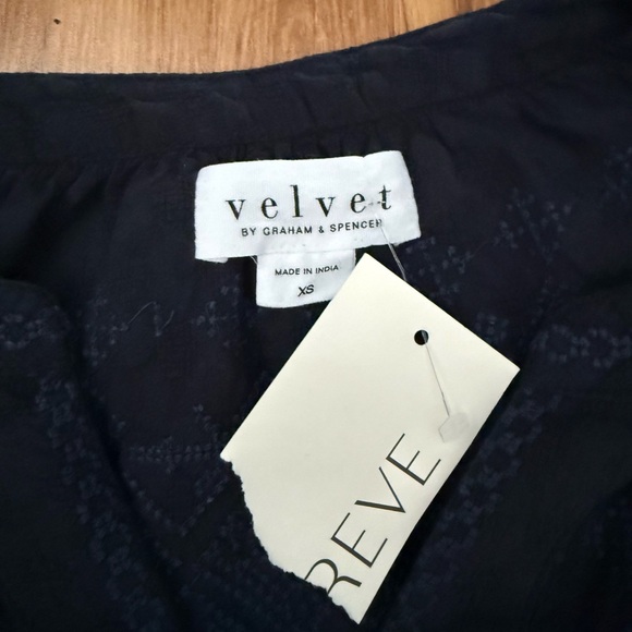 NEW Velvet by Graham and Spencer Carina Blouse Blouse in Navy - Picture 6 of 8